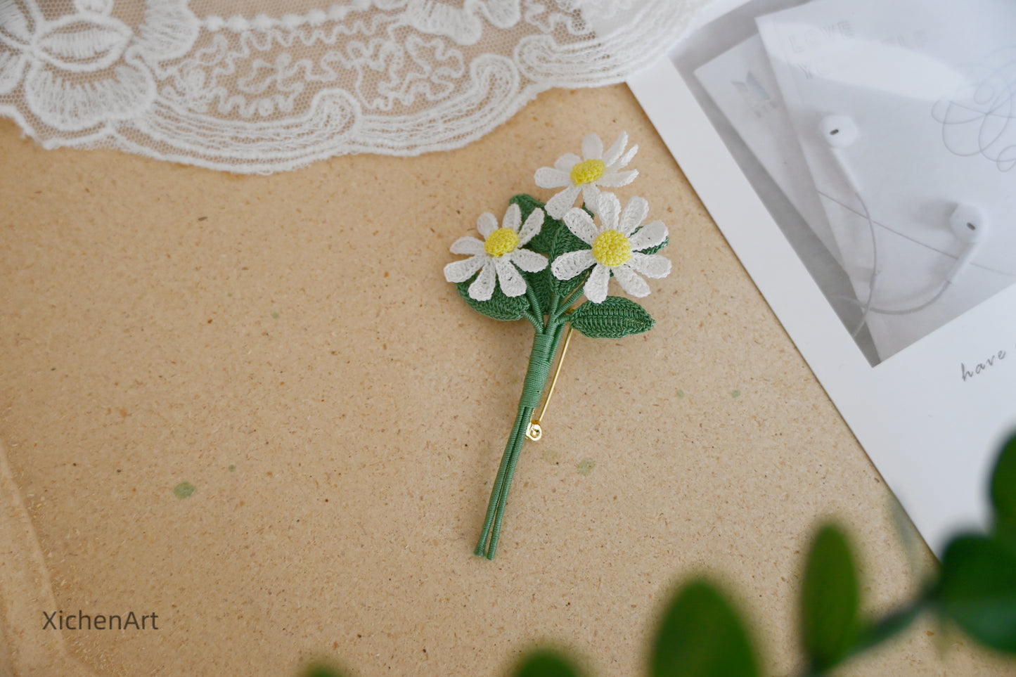 micro crochet daisy brooch