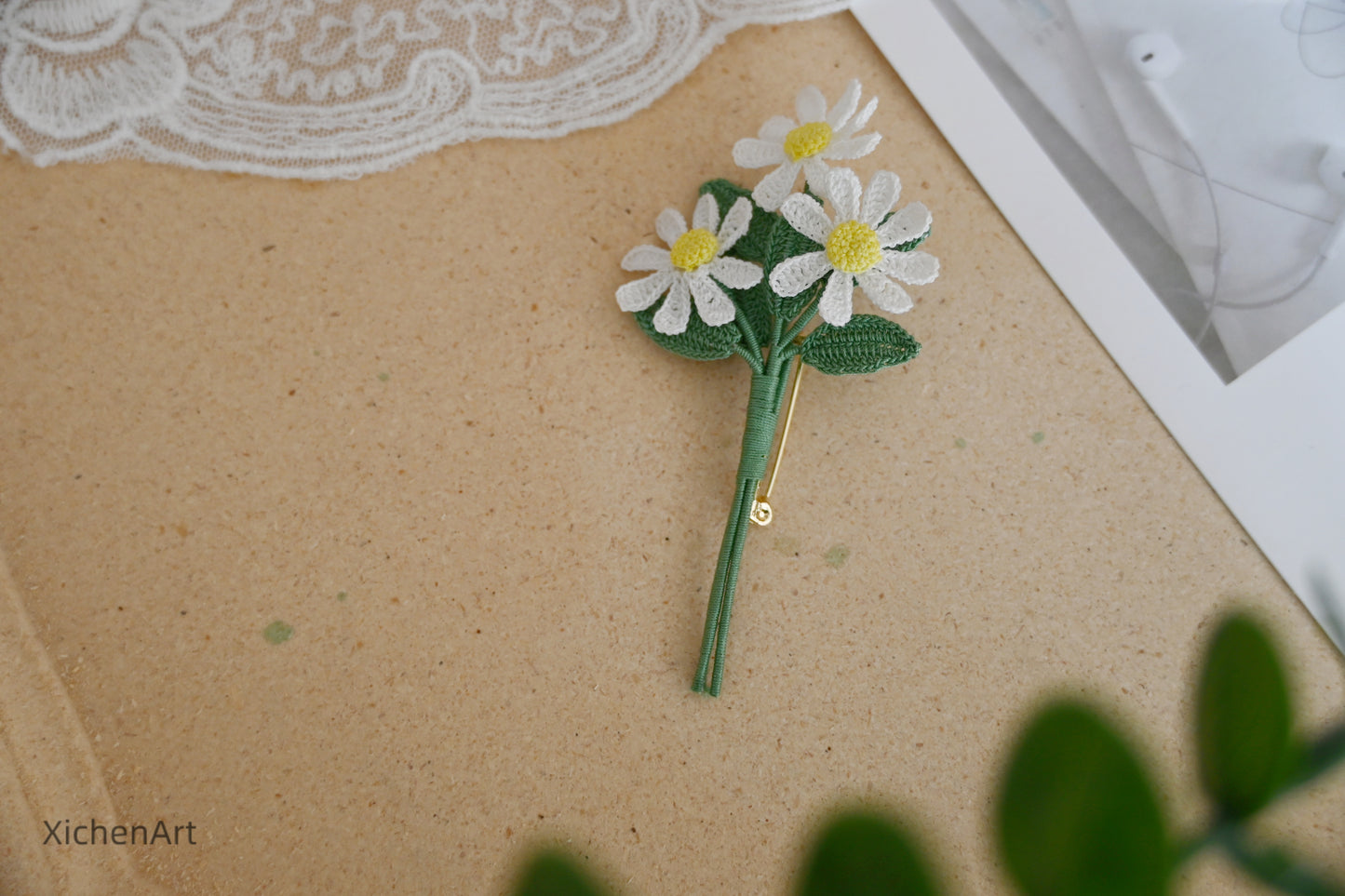 micro crochet daisy brooch