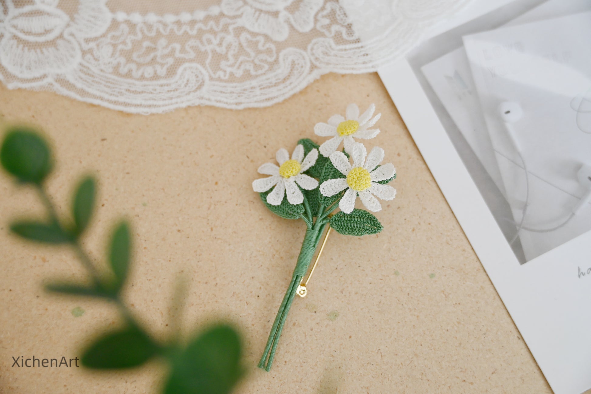 micro crochet daisy brooch