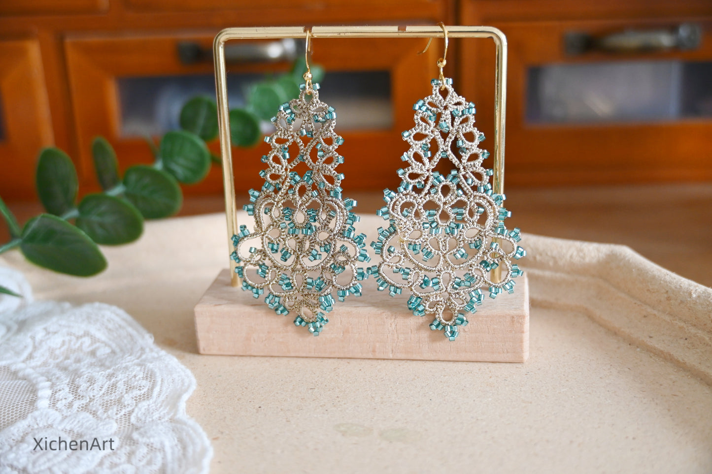 beautiful tatting earrings with green glass beads, gorgeous and elegance tatting earrings, handmade tatting earrings with champagne color metallic thread