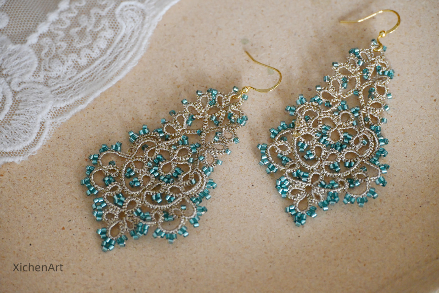 beautiful tatting earrings with green glass beads, gorgeous and elegance tatting earrings, handmade tatting earrings with champagne color metallic thread