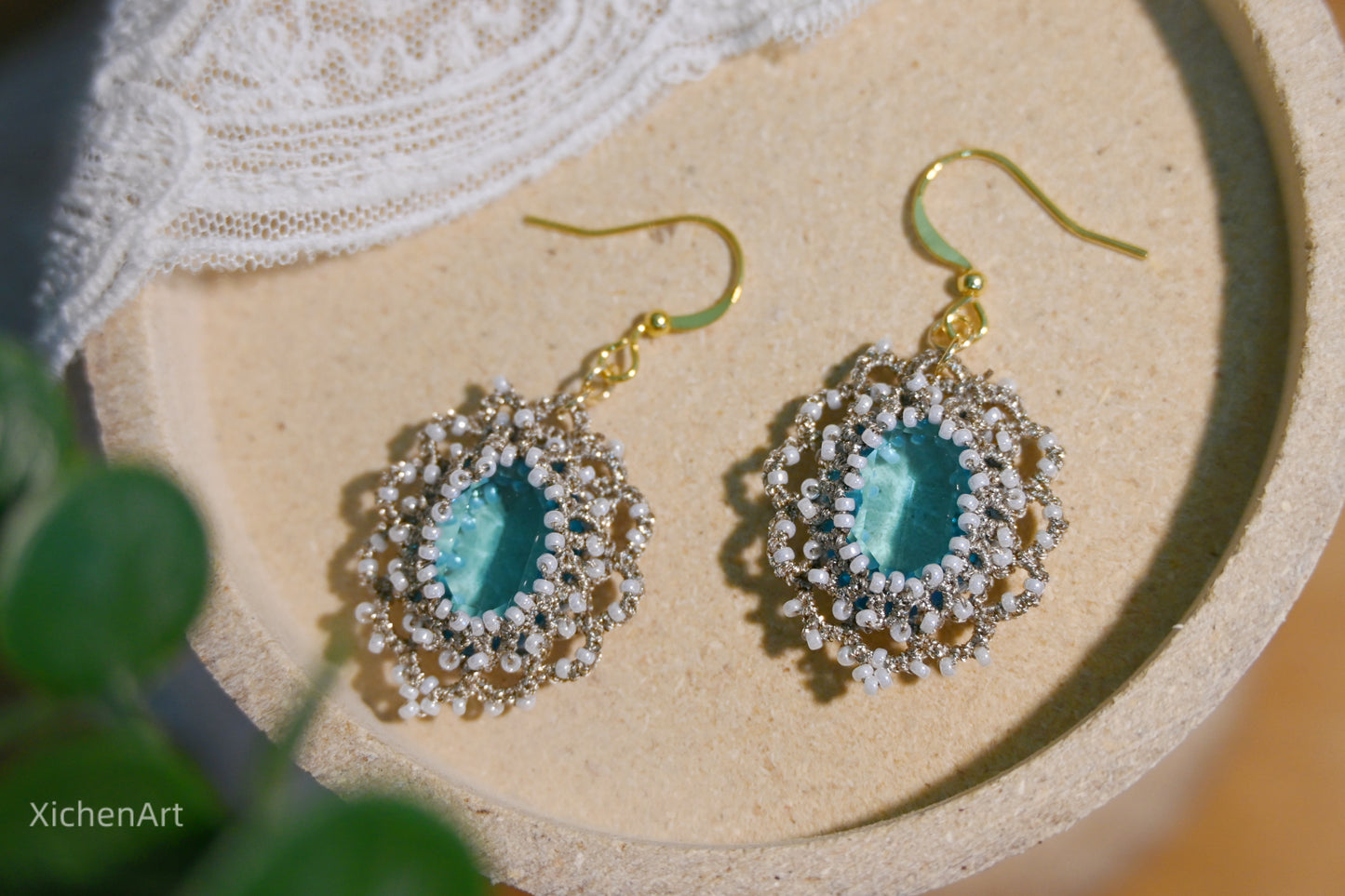 vintage tatting earring with emerald crystal, handmade tatting earring with emerald crystal, frivolite tatting earring