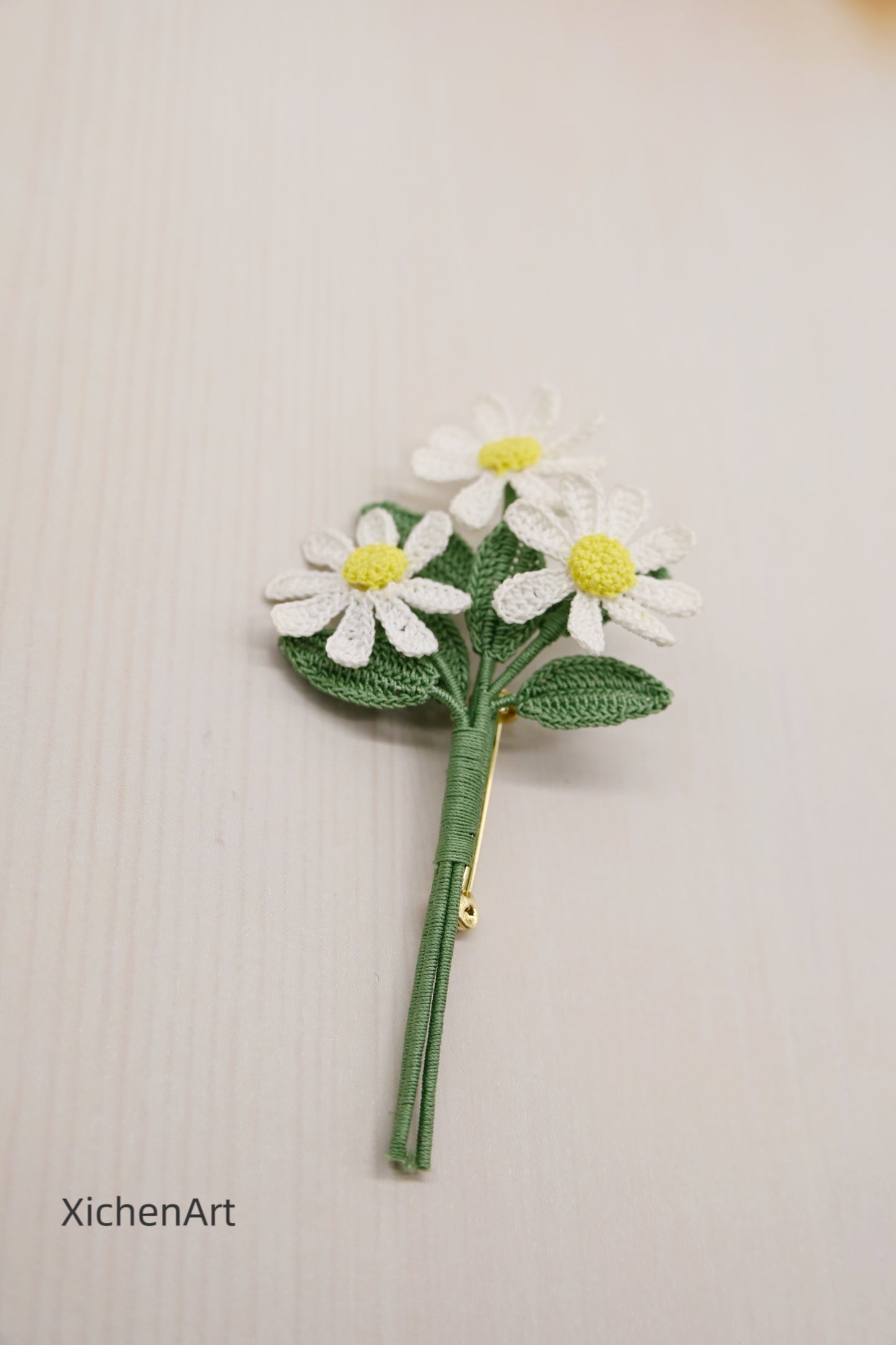 micro crochet daisy brooch