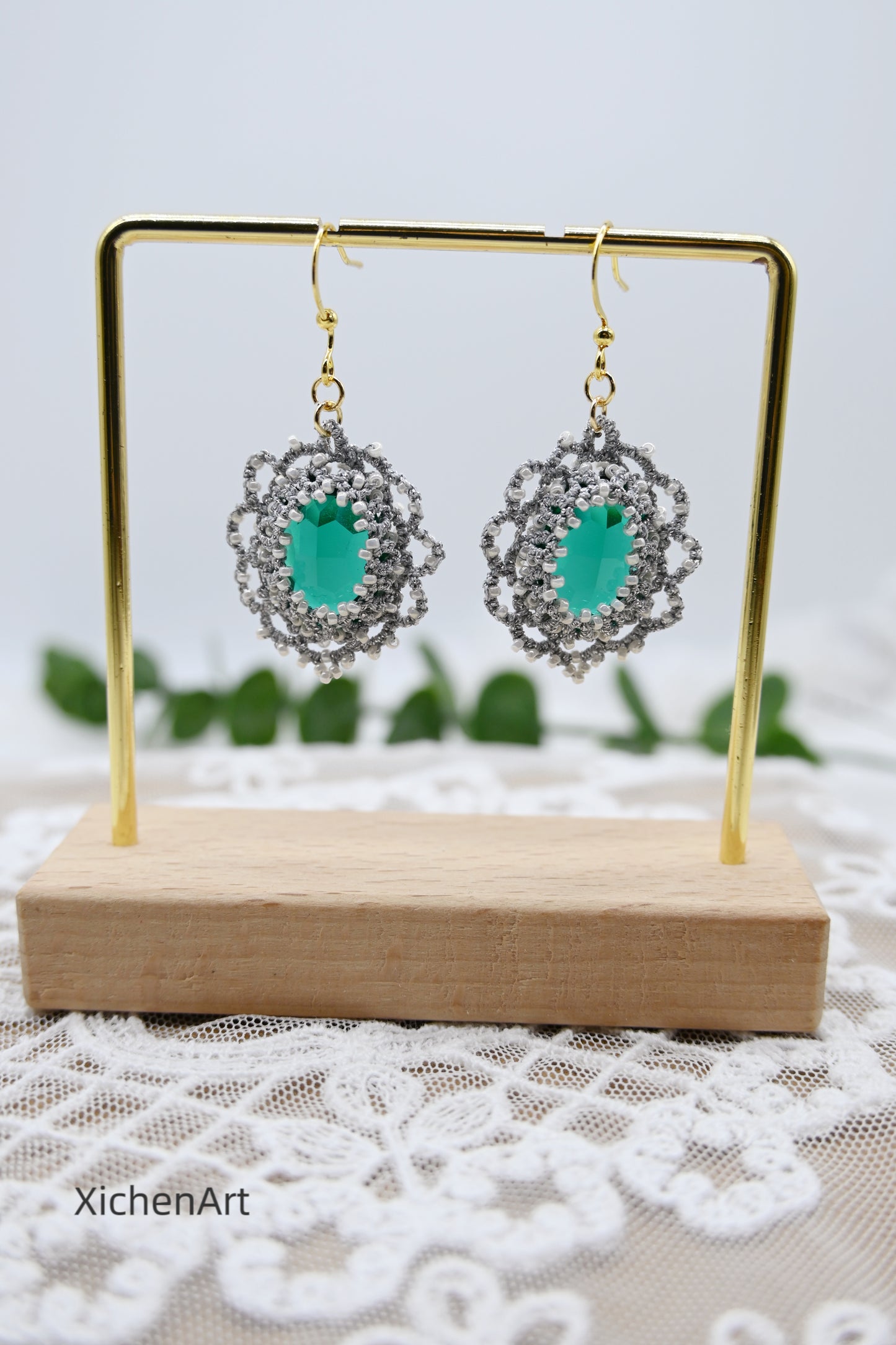 vintage tatting earring with emerald crystal, handmade tatting earring with emerald crystal, frivolite tatting earring